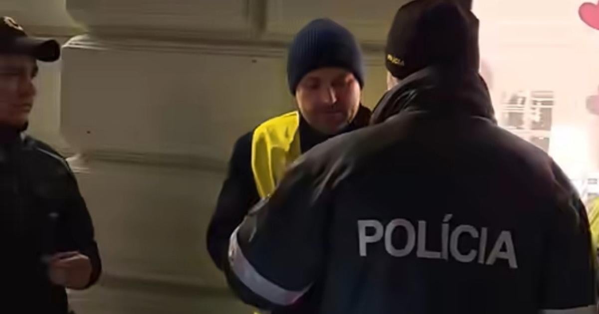 Policia zadrzala Orosza kvoli napisu Nespochybnuje Benesove dekrety tvrdi demonstrujuci