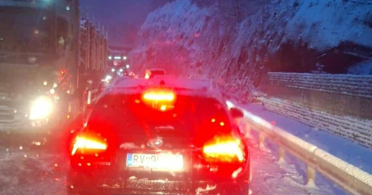 Skrizene kamiony zablokovali horsky priechod situacia je zlozita aj na inych miestach