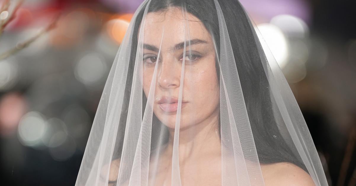 Vraj si jej album zasluzil lepsi film Burlive vysiny Charli XCX su jasnym uspechom