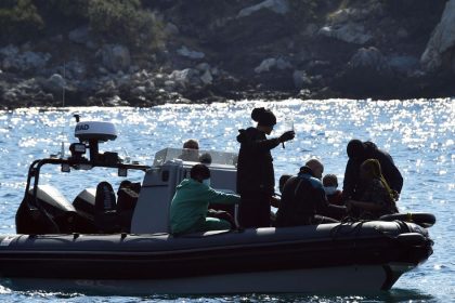 po potopeni clna v egejskom mori zahynuli traja migranti styriasu nezvestni