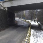 Cyklista sa zranil pri naraze do boku auta ktore ho obchadzalo sud ulozil trest vodicovi