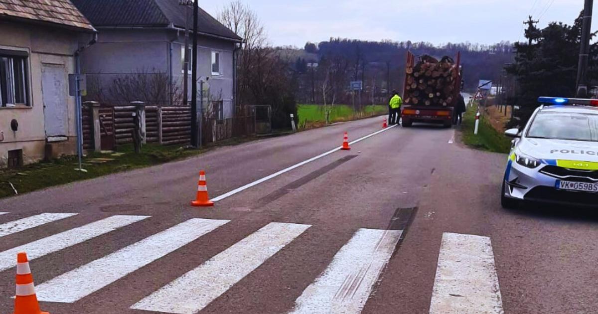 Dieta na priechode zrazil nakladak nalozeny drevom previezli ho do nemocnice vrtulnikom