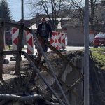 Dopravu na poskodenom moste v Opatovciach nad Nitrou ridia policajti kamiony su odklonene