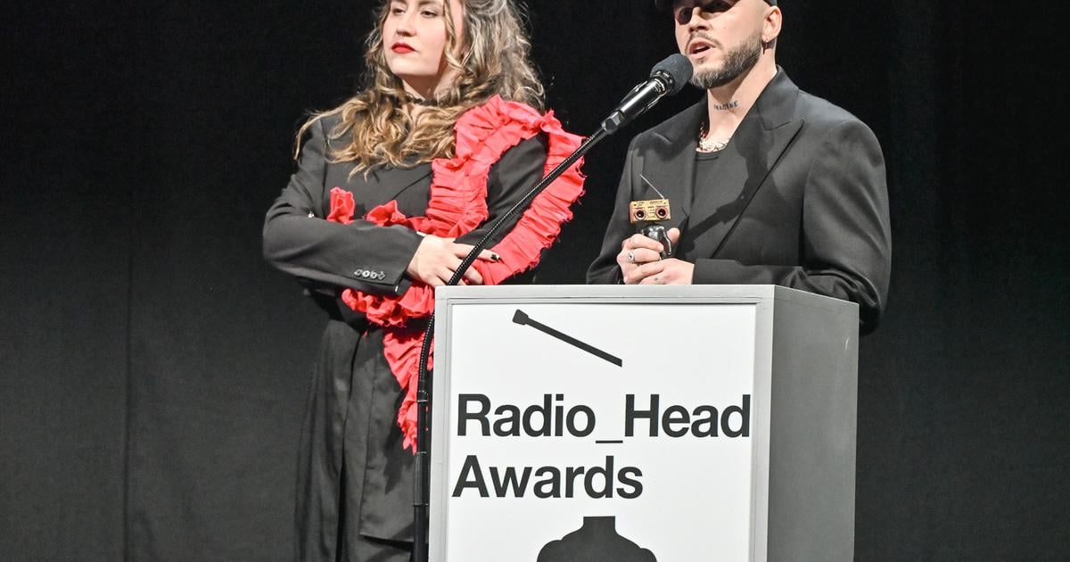 Liska z kapely Fallgrapp Neckal som ze cele odovzdavanie Radiohlav stiahnu a cenzuruju