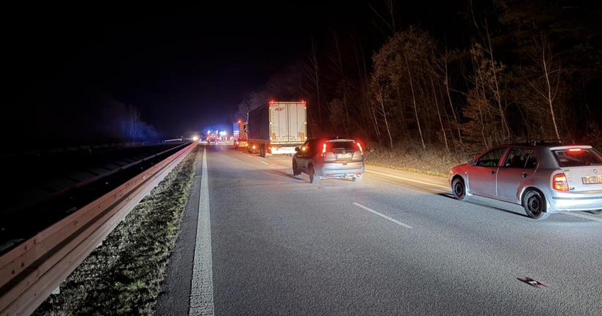 Medzi Novakmi a Prievidzou zrazilo auto chodca vodici hlasia kolony a zdrzanie