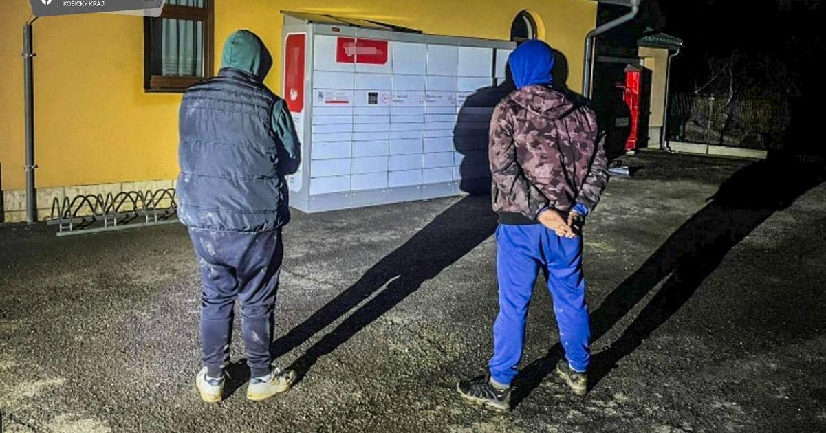 Michalovski operativci zadrzali zlodejov priamo pri kradezi z vydajneho