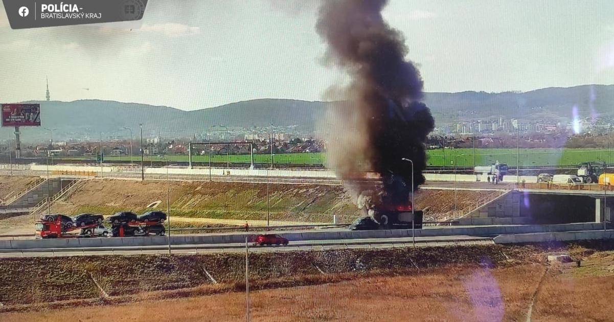 Na dialnici D4 smerom do Rakuska hori nakladne auto premavka je obmedzena