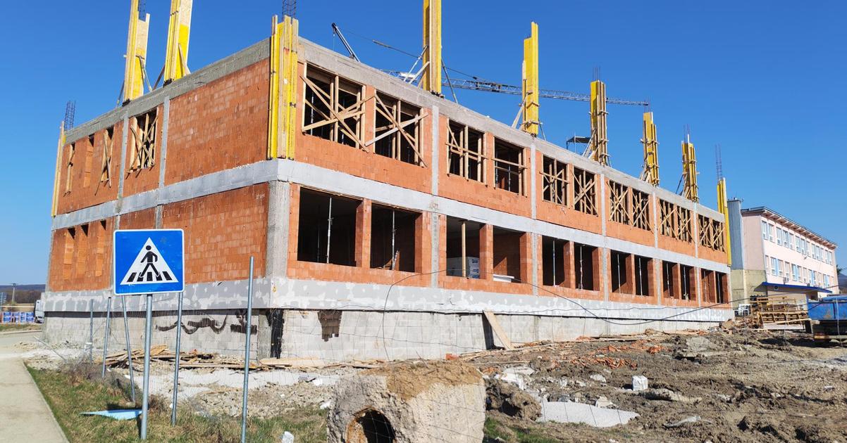 Na dokoncenie skoly z eurofondov vo vyske pat milionov maju mesiac Nemaju ani strechu