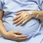 Narodena bez vaginy a krcka maternice Po operacii porodila zdrave dieta