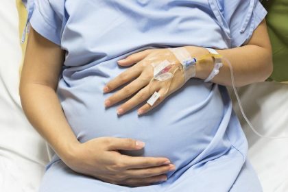 Narodena bez vaginy a krcka maternice Po operacii porodila zdrave dieta