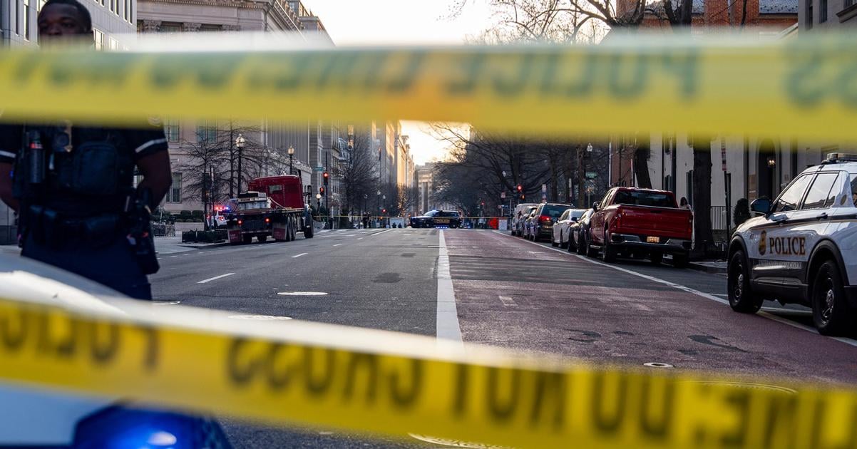 Okolie Bieleho domu bolo uzavrete po naraze dodavky do bezpecnostnej bariety