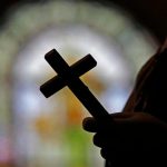 Parizsky sud nariedil biskupovi zaplatit odskodne za sexualne zneuzivanie dietata