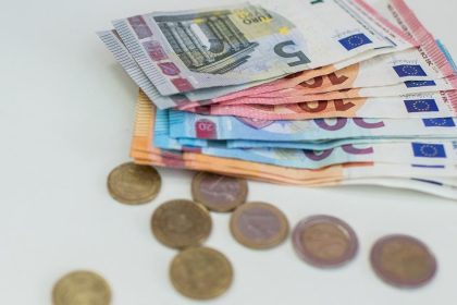 Priemerna mesacna mzda vo stvrtom stvrroku vzrastla na 1739 eur