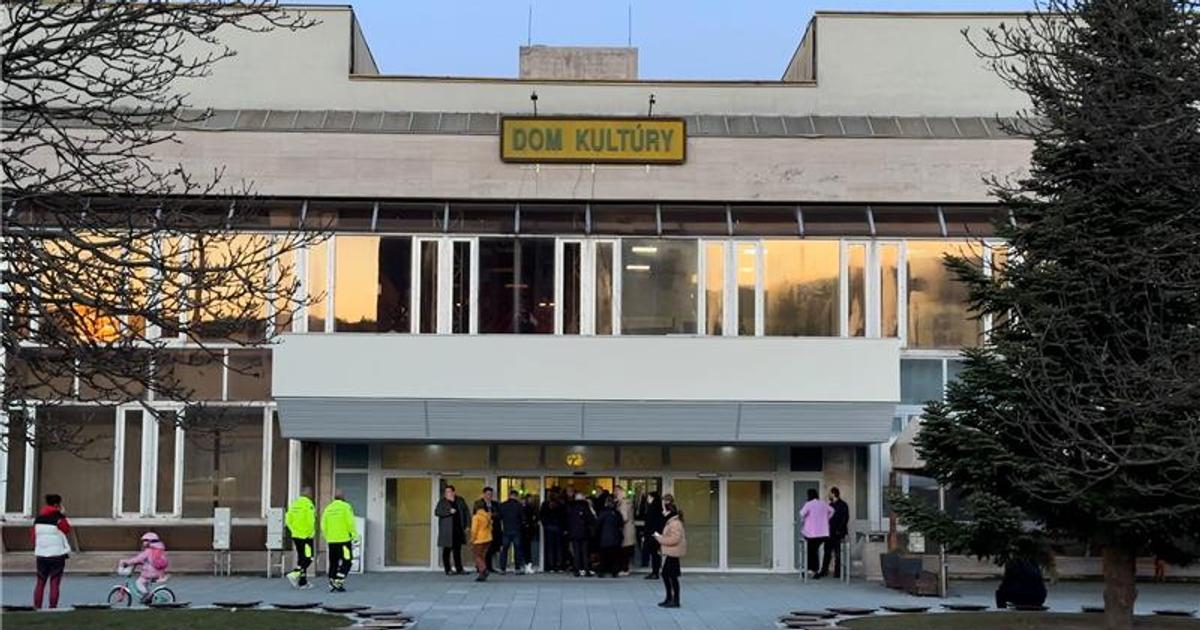 Tazko sa mi v tom zorientovat lebo sme na vsetky styri strany hovori seniorka po oslave MDZ v Dubravke