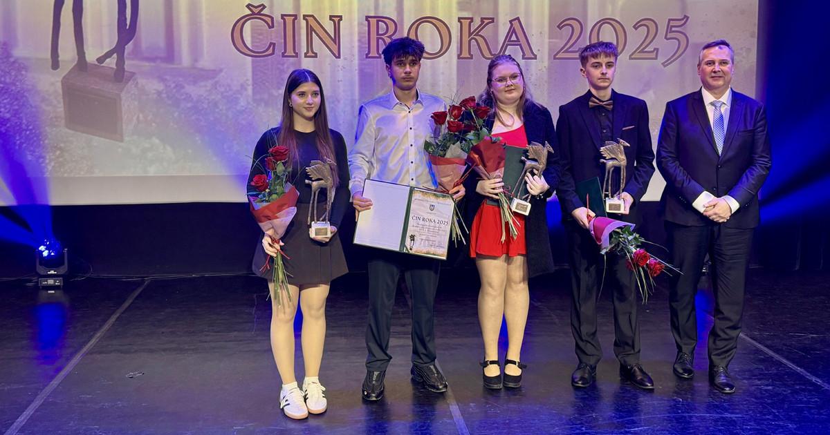 Titul Cin roka 2025 ziskali v Michalovciach hudobnik florbalisti a skolsky parlament