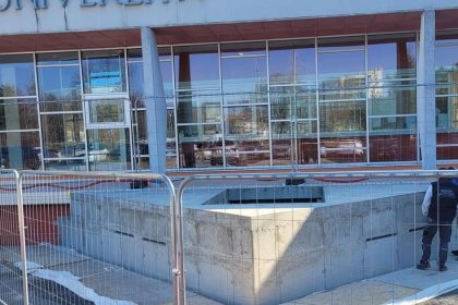 Znama kulturna pamiatka zmenila svoj vzhlad Pribudli velke trojuholniky aby sa zabranilo prehrievaniu vody