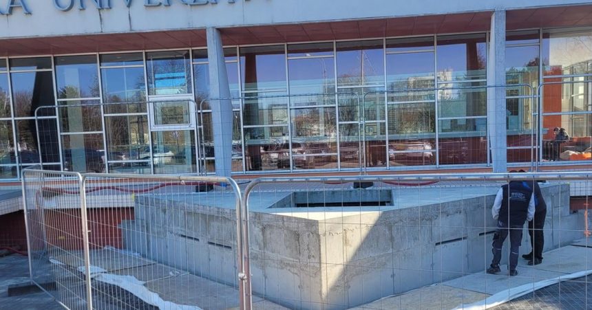 Znama kulturna pamiatka zmenila svoj vzhlad Pribudli velke trojuholniky aby sa zabranilo prehrievaniu vody