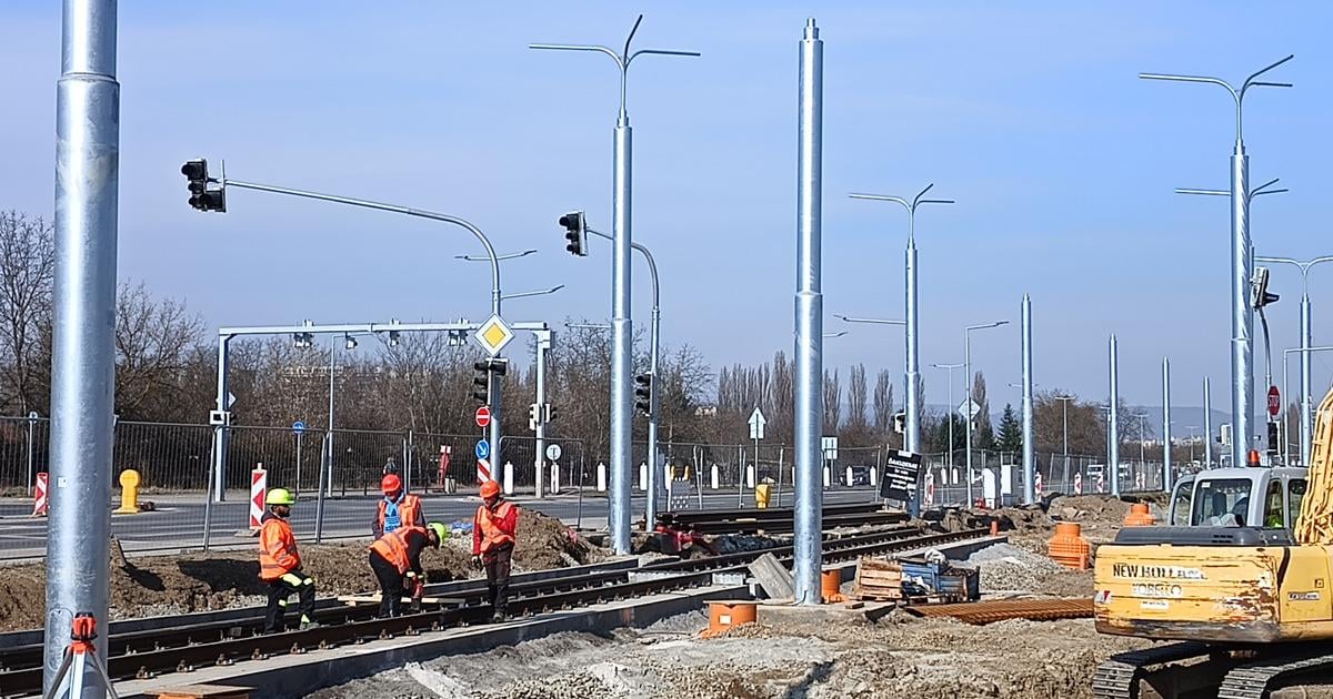 na modernizovanej trati otvori prvy novy zeleznicny prejazd zacne sa rysovat aj budovany terminal
