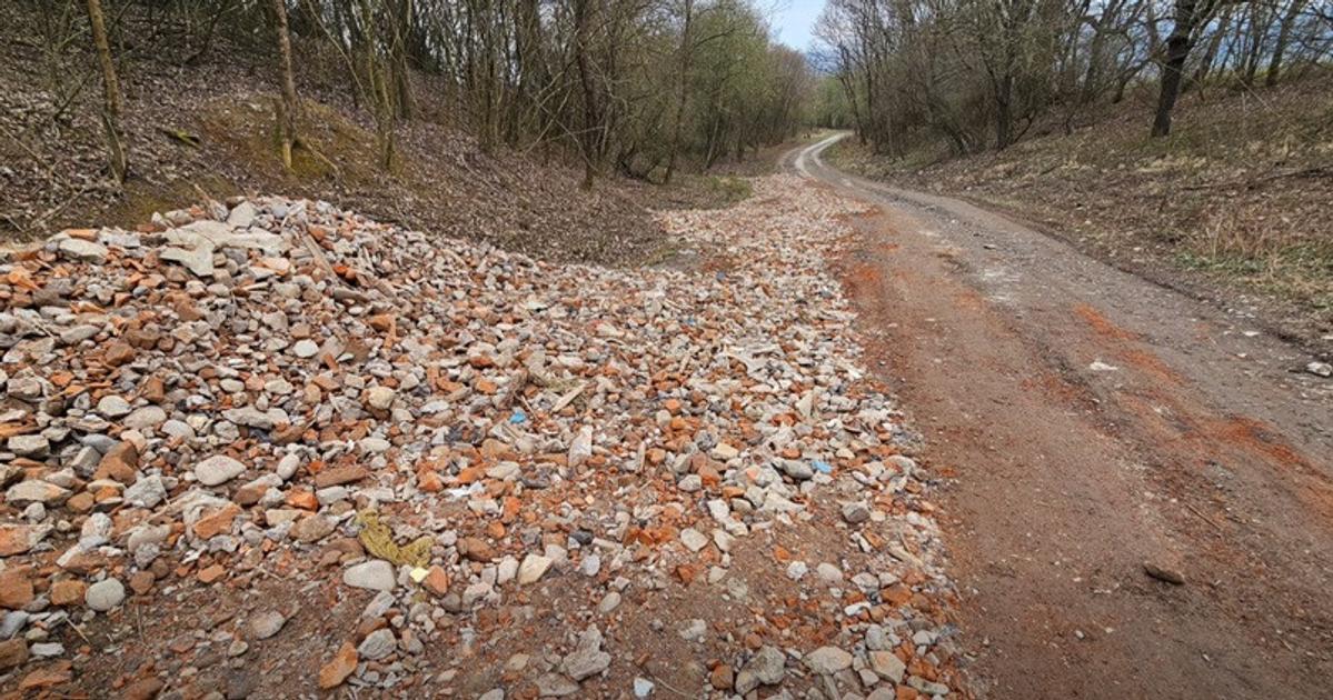 pri koseci niekto nasypal na cestu stavebny odpad odpracte to vyzyva starosta