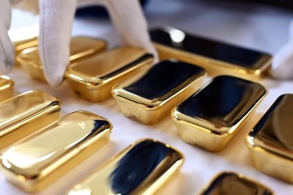 Cena zlata mierne vzrastla k comu prispel rastuci optimizmus na trhoch