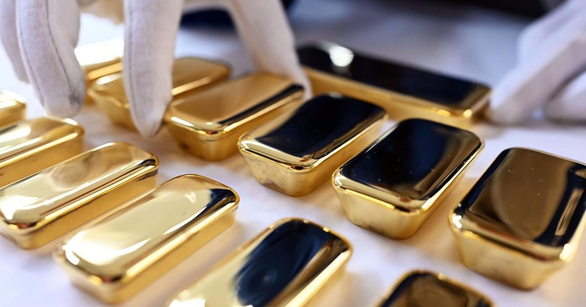 Cena zlata mierne vzrastla k comu prispel rastuci optimizmus na trhoch