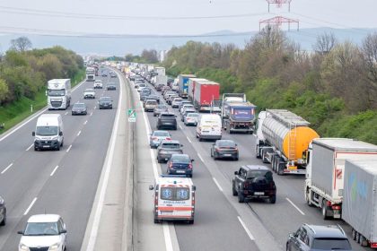 Dialnica smerom do Bratislavy je plne prejazdna po povodnej trase