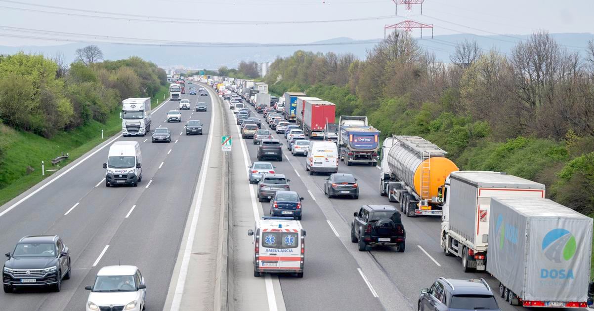 Dialnica smerom do Bratislavy je plne prejazdna po povodnej trase
