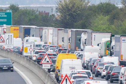 Dialnicari odporucaju vodicom aby si pred uzaverou pri Bratislave vytvorili casovu rezervu