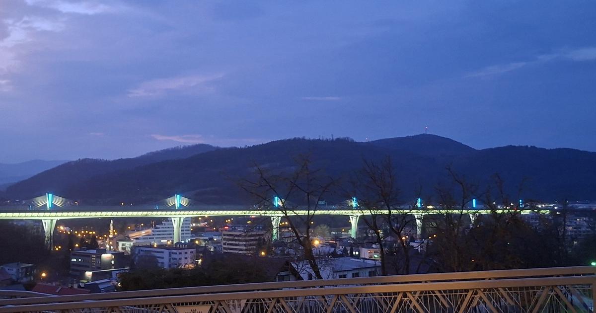 Dominanta Povazskej Bystrice sa na Zeleny stvrtok zafarila na modro