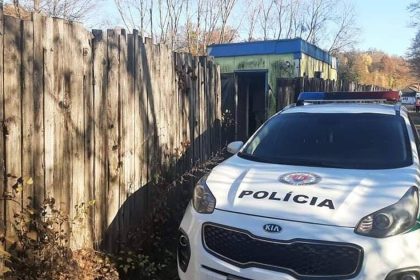 Ludia boli sokovani Ked videli co muz robi pri detskom ihrisku zalarmovali policiu