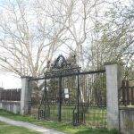 Ludia obchadzaju park Na novy traktor nasli peniaze na opravu brany uz nie Obavaju sa ze spadne