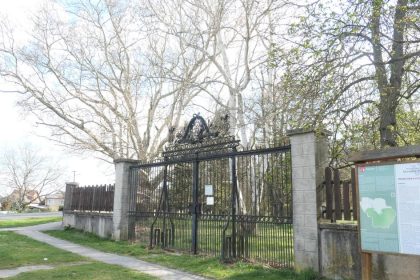 Ludia obchadzaju park Na novy traktor nasli peniaze na opravu brany uz nie Obavaju sa ze spadne