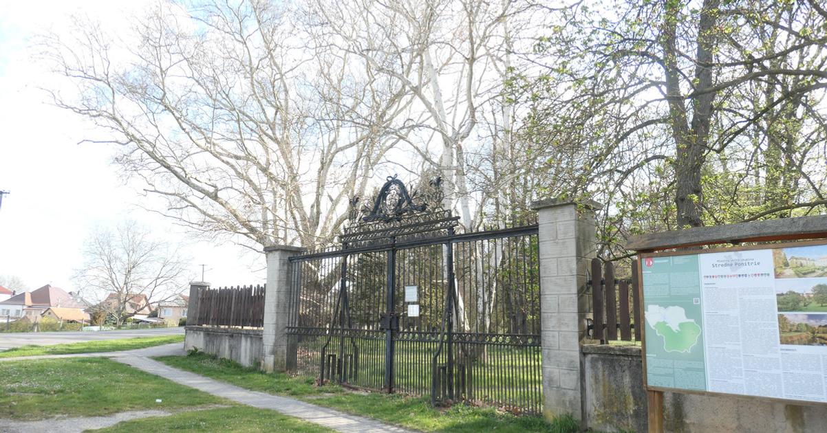 Ludia obchadzaju park Na novy traktor nasli peniaze na opravu brany uz nie Obavaju sa ze spadne