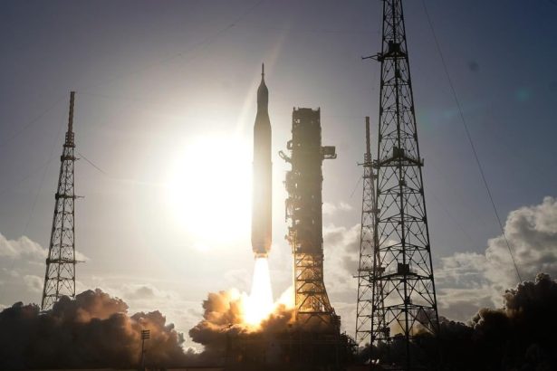 Ludstvo sa vracia na Mesiac Artemis II so stvorclennou posadkou odstartovala