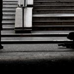 Muz s vymyslenym pribehom ma od Trencanov peniaze Ma na sebe mikinu miestnej firmy