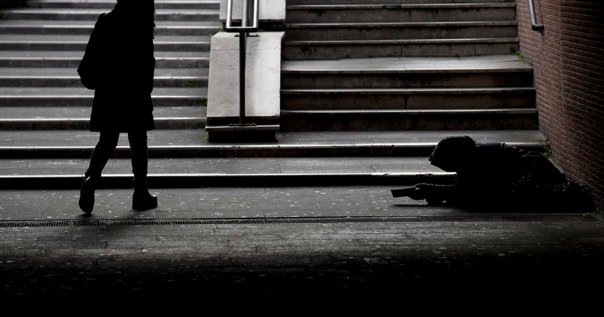 Muz s vymyslenym pribehom ma od Trencanov peniaze Ma na sebe mikinu miestnej firmy