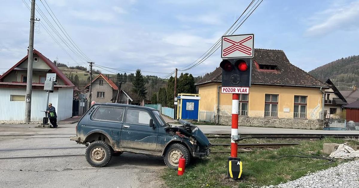 Na Orave sa zrazilo auto s vlakom zraneni nie su hlaseni