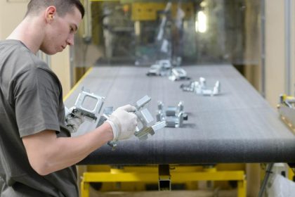 Napatie na Blizkom vychode otriasava globalnou ekonomiou analytici predpovedaju pokles realnych miezd pre Slovakov