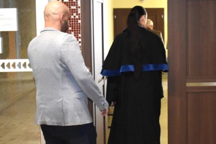 Policajt pristihol priatelku v neglize sok zostrelil verzia o nutnej obrane mu nevysla