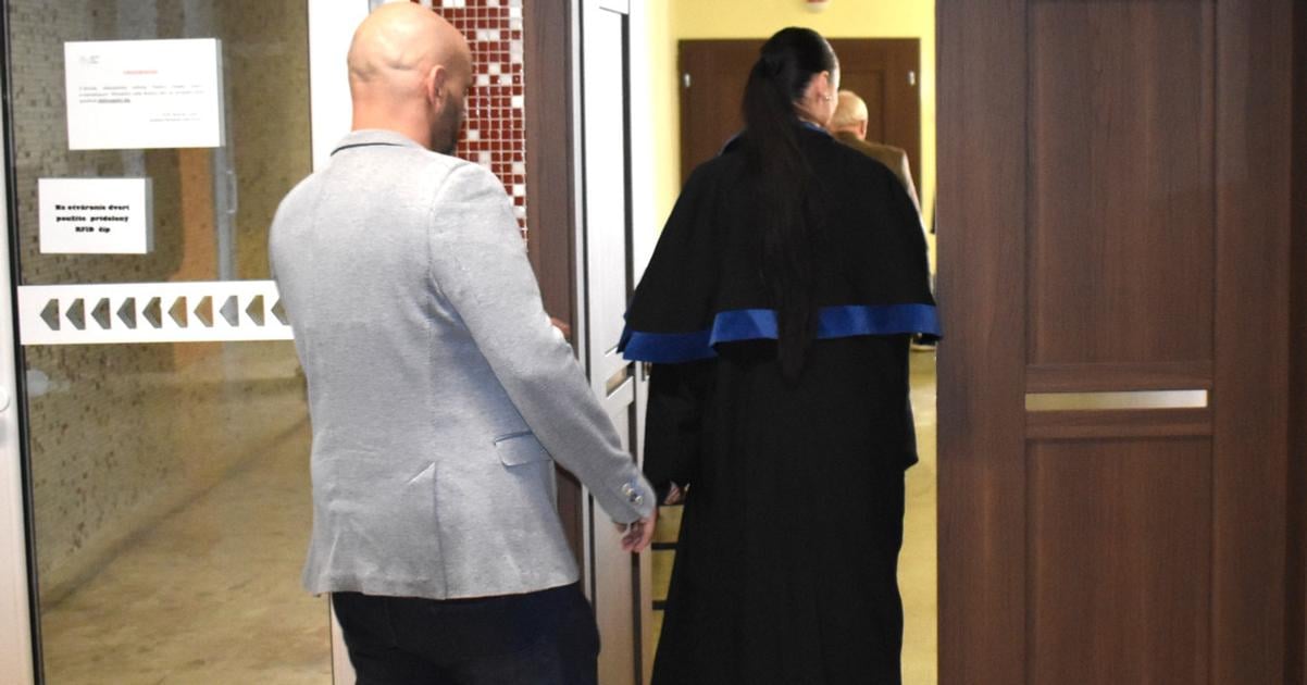 Policajt pristihol priatelku v neglize sok zostrelil verzia o nutnej obrane mu nevysla