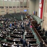 Polsky poslanec v parlamente ukazoval izraelsku vlajku s hakovym krizom