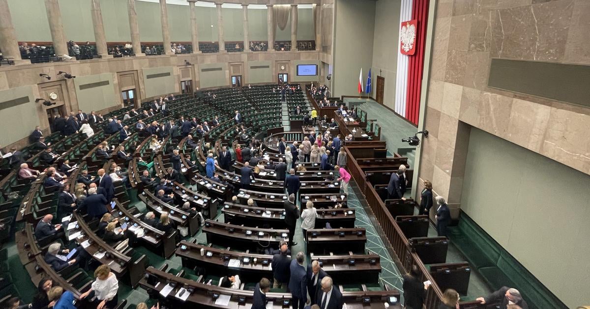 Polsky poslanec v parlamente ukazoval izraelsku vlajku s hakovym krizom