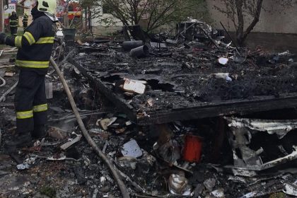 S karavanom uz nevycestuju zhorel na dvore do tla