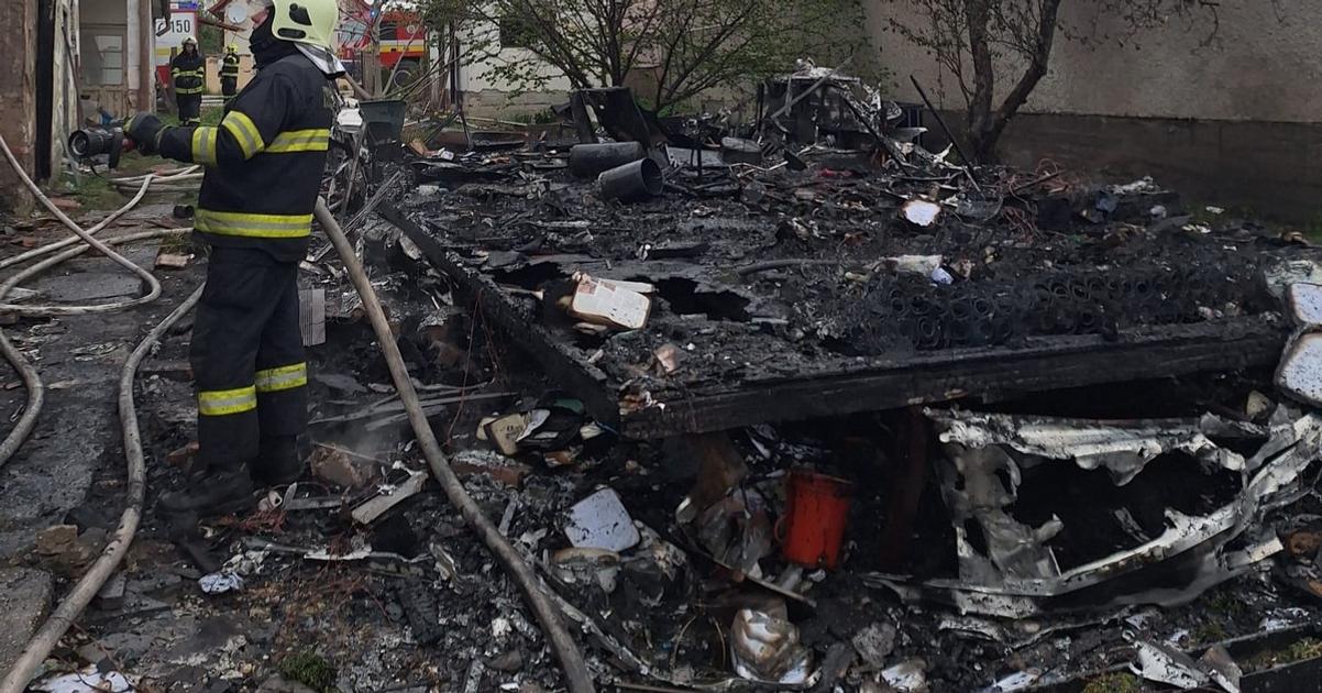 S karavanom uz nevycestuju zhorel na dvore do tla