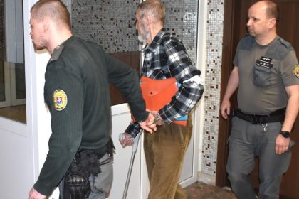 Seniora sudia za vrazdu manzelky hrozi mu dozivotie On tvrdi ze to bola samovrazda