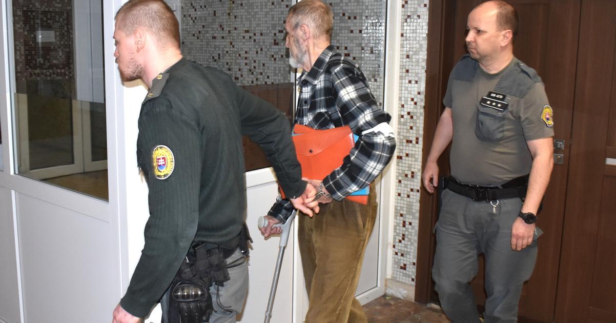 Seniora sudia za vrazdu manzelky hrozi mu dozivotie On tvrdi ze to bola samovrazda