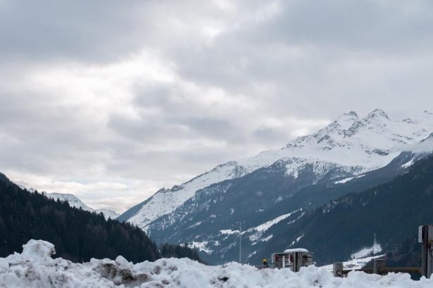 Slovensky lyziar utrpel smrt pod lavinou v rakuskych alpach