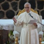 Svet pustosi hrstka tyranov Papez v Kamerune kritizoval lidrov ktori minaju miliardy na vojny