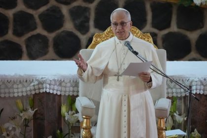 Svet pustosi hrstka tyranov Papez v Kamerune kritizoval lidrov ktori minaju miliardy na vojny