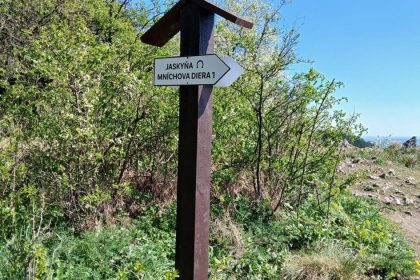 Vyznaili cestu do jaskyne v Malych Karpatoch vstup je na vlastne riziko